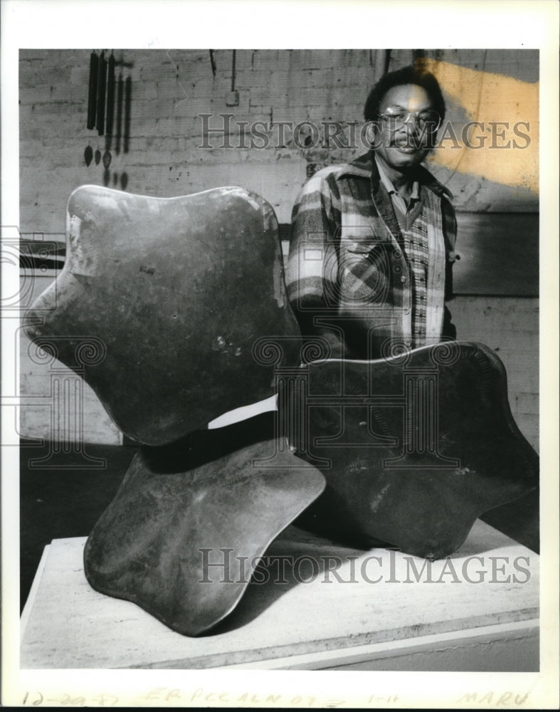 1988 Press Photo Al Glodsby with his metal sculpture - ora26611 - Historic Images
