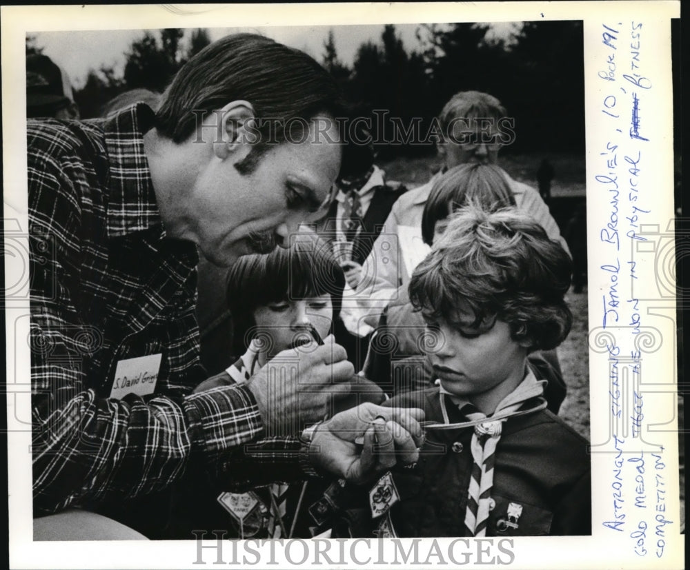 1980 Press Photo Astronaut S. David Griggs gives an autograph to Jamol Brownles - Historic Images
