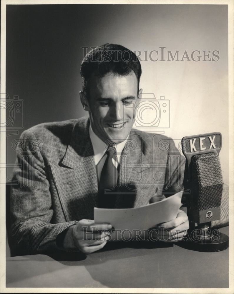 1946 Press Photo Ken Finley, announcer also in The Time is Now Show on KEX - Historic Images