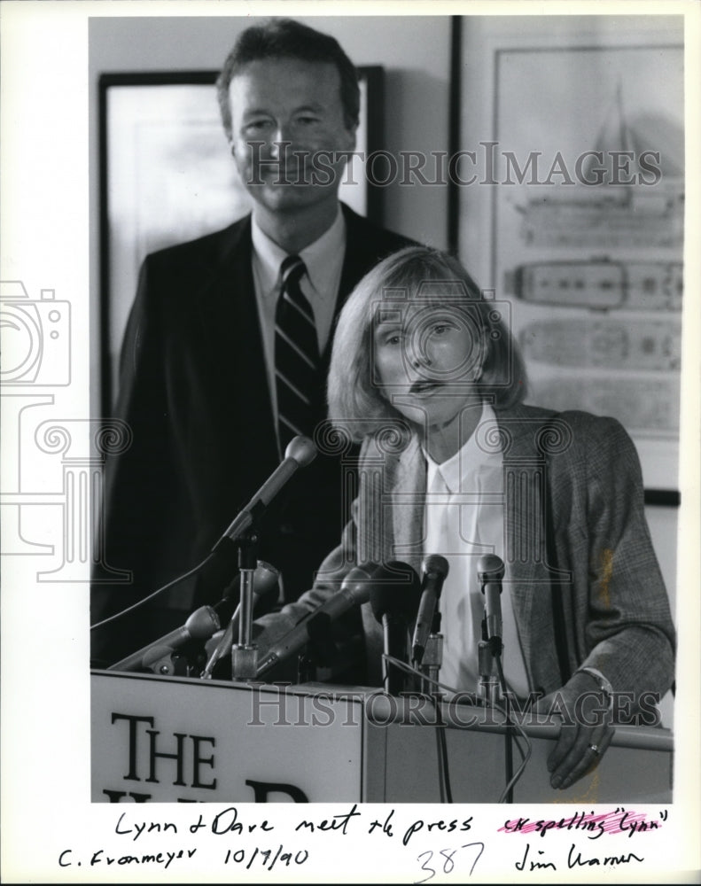 1990 Press Photo Lyn Frohnmayer during a conference in Portland - ora30059 - Historic Images