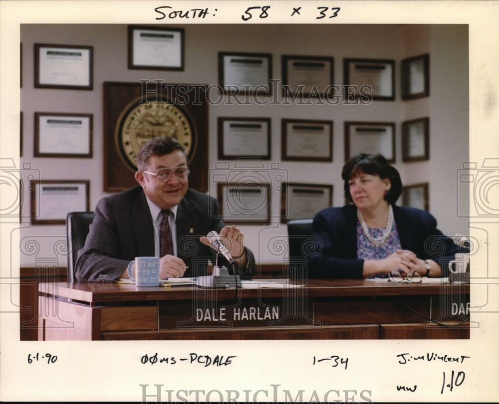 1990 Press Photo Dale Harlan during Clackamas County Board meeting - ora31890 - Historic Images