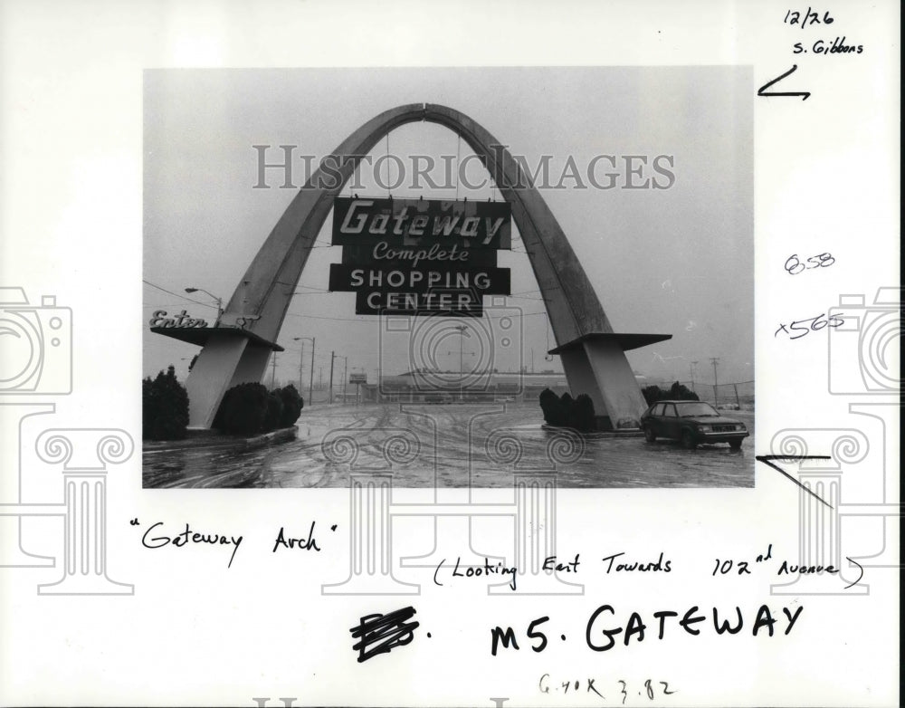 1990 Press Photo The 36-year-old Arch of the Gateway Shopping Center - ora34231 - Historic Images