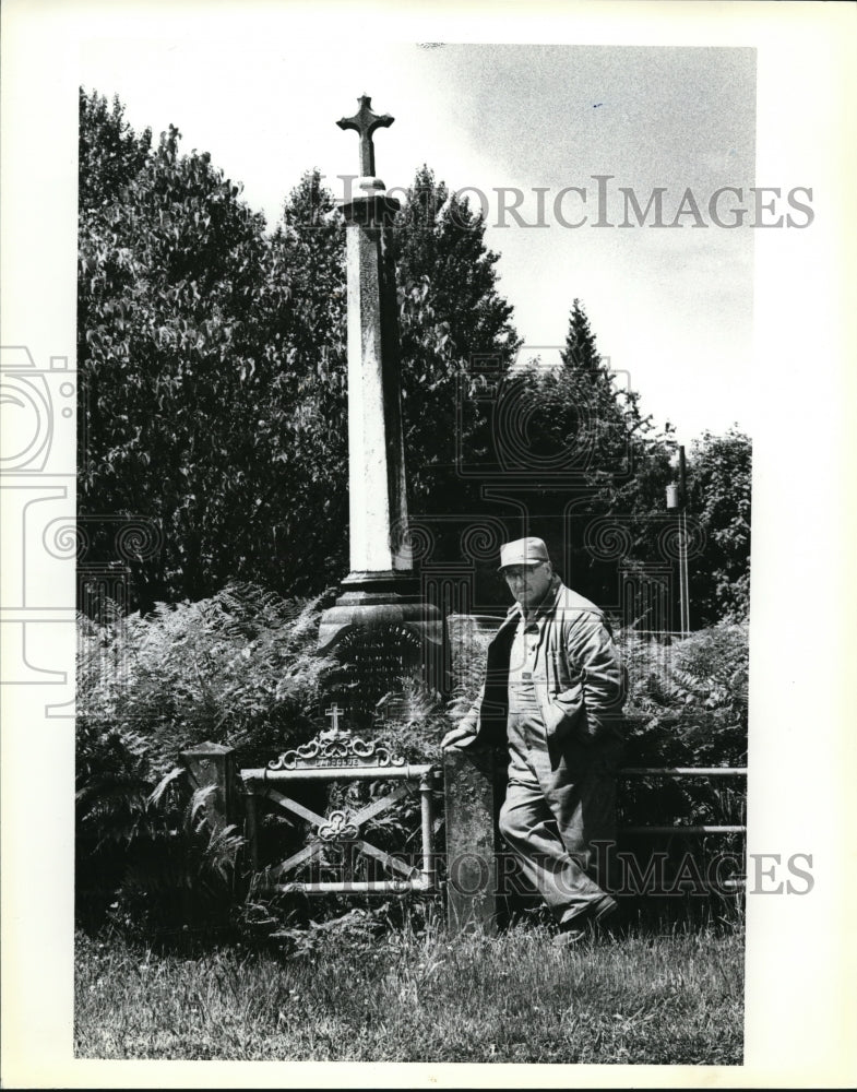 1979 Press Photo Cemetery chief Phil Yergen president Butteville Cemetery Assoc - Historic Images