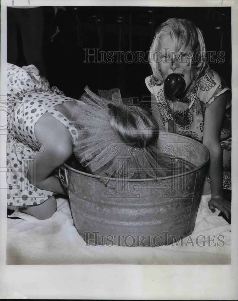 1982 Press Photo Michele Gillham & Tracy Braass bobbing for apples in Halloween - Historic Images