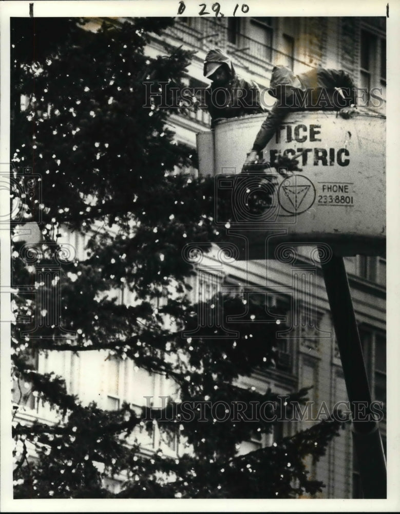 1984 Press Photo Volunteer Kevin Cassaday &amp; Star Moser, test Christmas lights - Historic Images