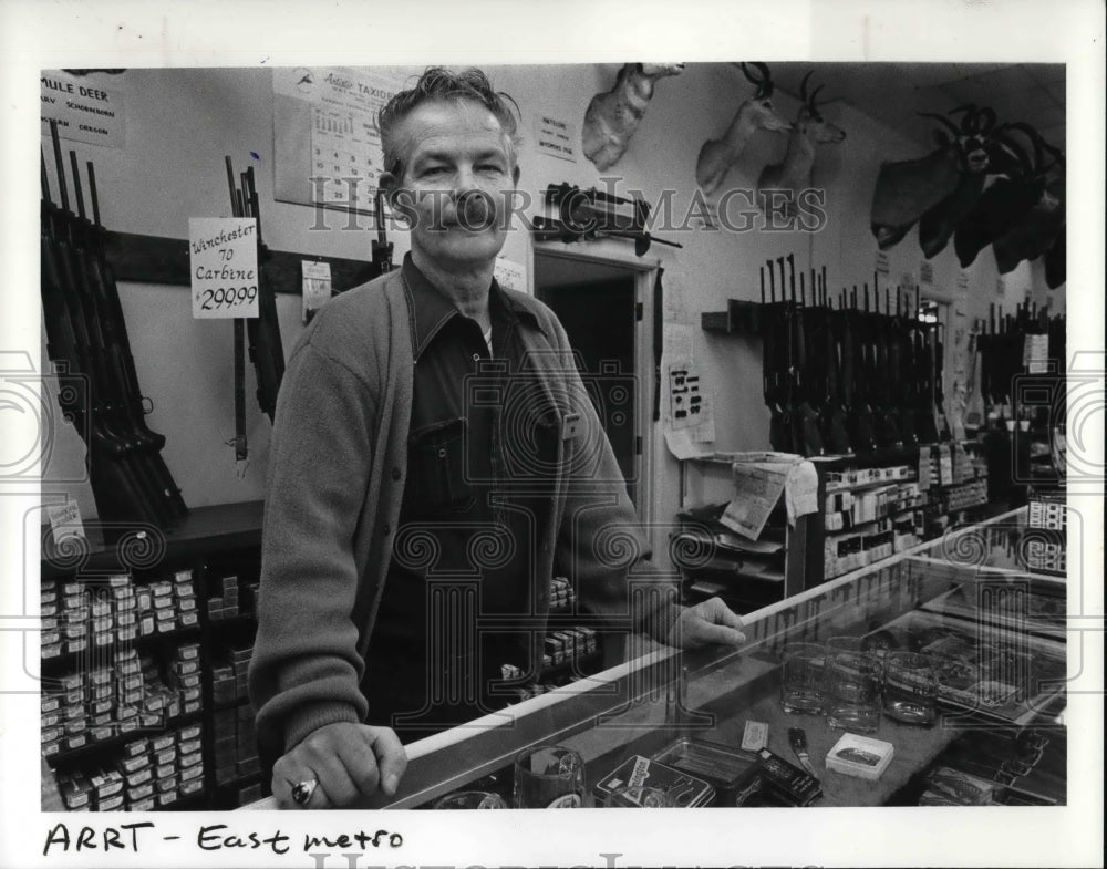 1985 Press Photo Gene C. Hiatt, sales clerk at Larry&#39;s Sport Center in Gresham - Historic Images