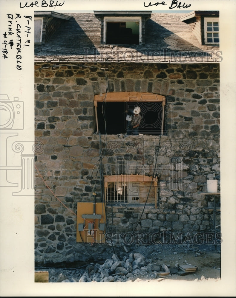 1991 Press Photo Jerry Gelen Jackhammers Around Window Frame - ora39346 - Historic Images