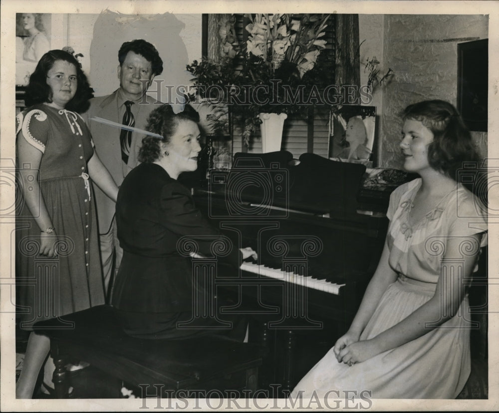1946 Press Photo The William Grovernor family gathers around the piano - Historic Images