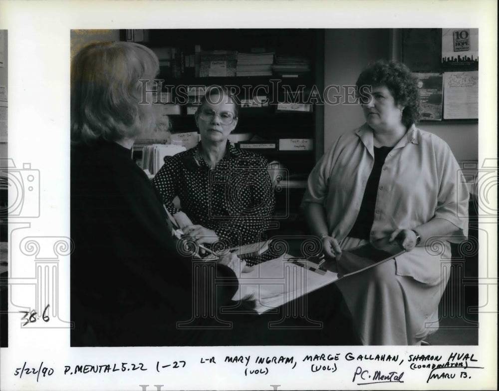 1990 Press Photo Volunteers Sharon Hval with Mary Ingram and Marge Gallahan - Historic Images