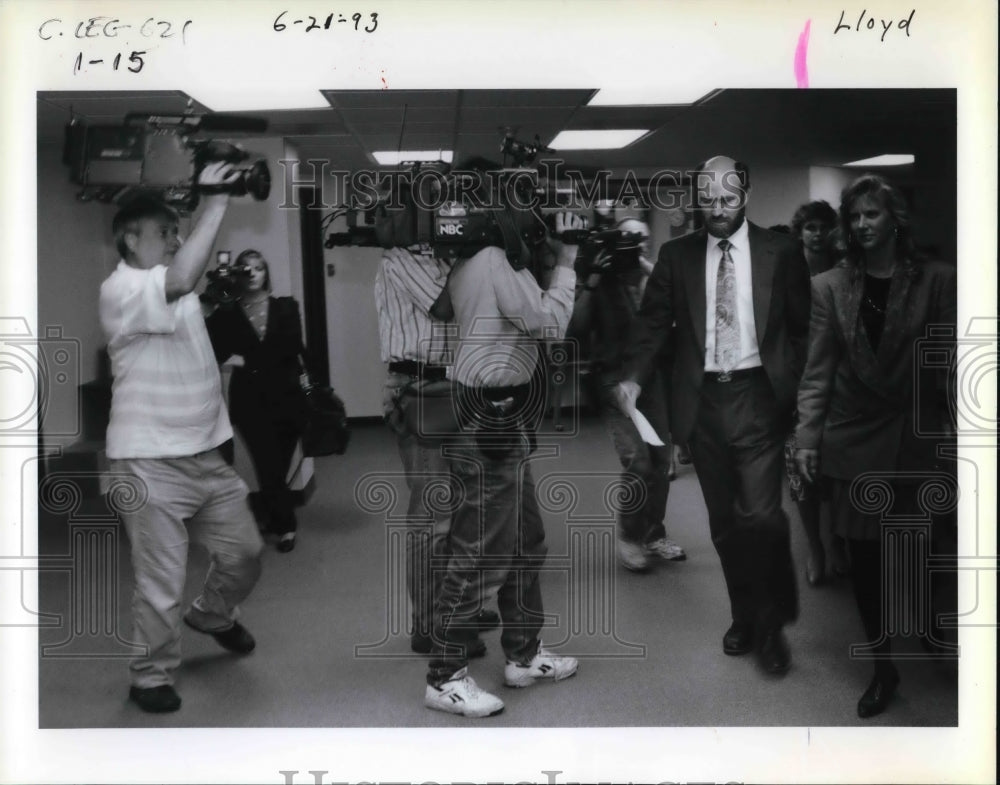 1993 Press Photo Sen Rod Johnson, surrounded by media men - ora43346 - Historic Images