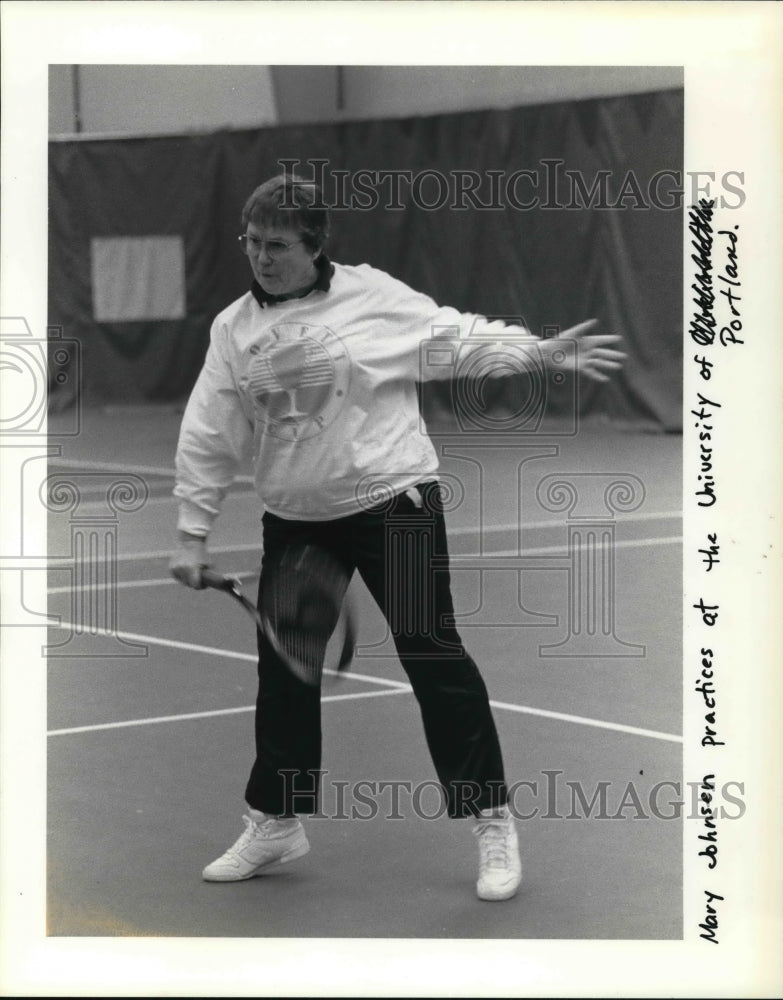 1991 Press Photo Mary Johnsen, practices tennis at the University of Portland - Historic Images