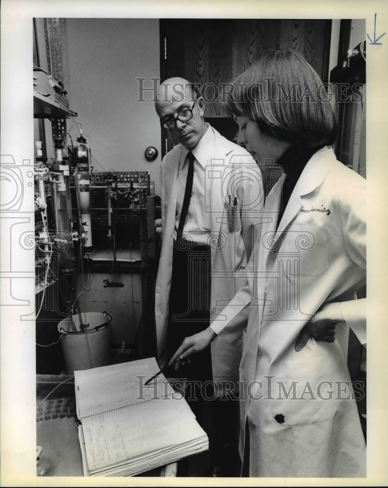 1979 Press Photo Dr Robert Koler &amp; Pat Gormley at University of Oregon Health - Historic Images
