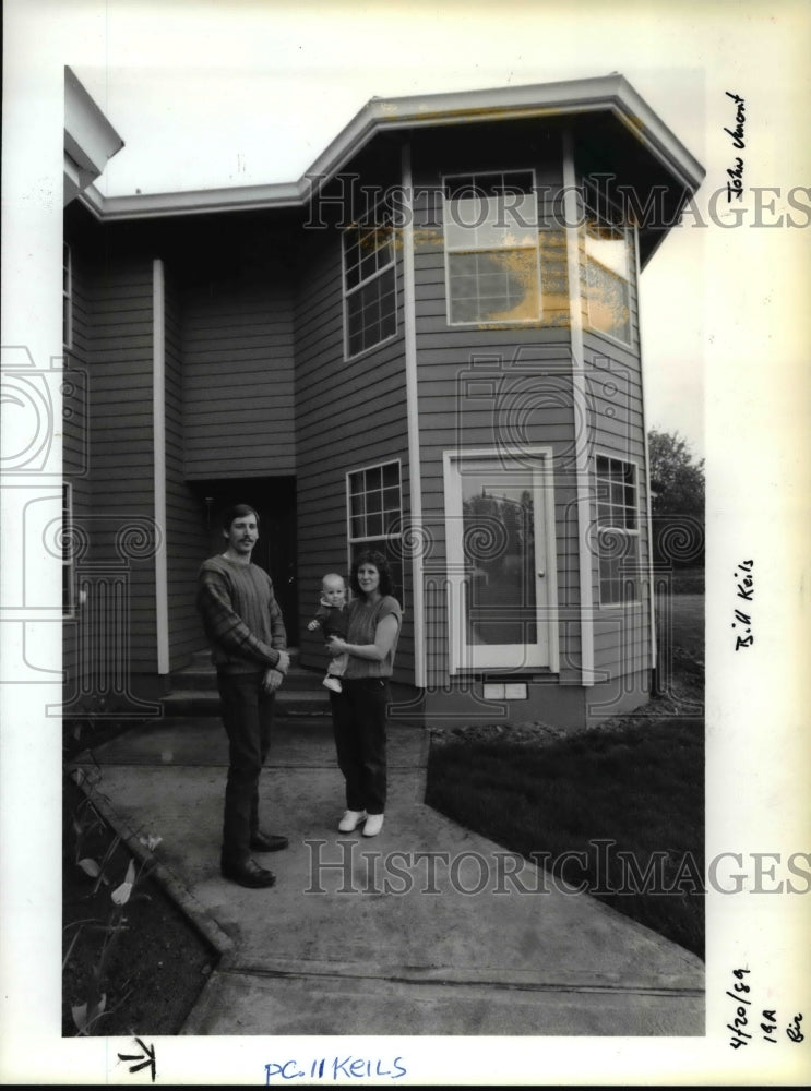 1989 Press Photo Brian &amp; Pamela Kell With Son Jacob Pose With Their New Home - Historic Images
