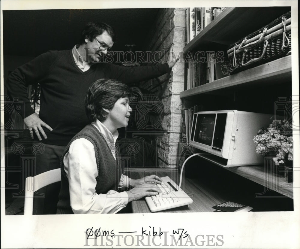 1985 Press Photo Heather Kibbey types on computer as husband Byron watches - Historic Images