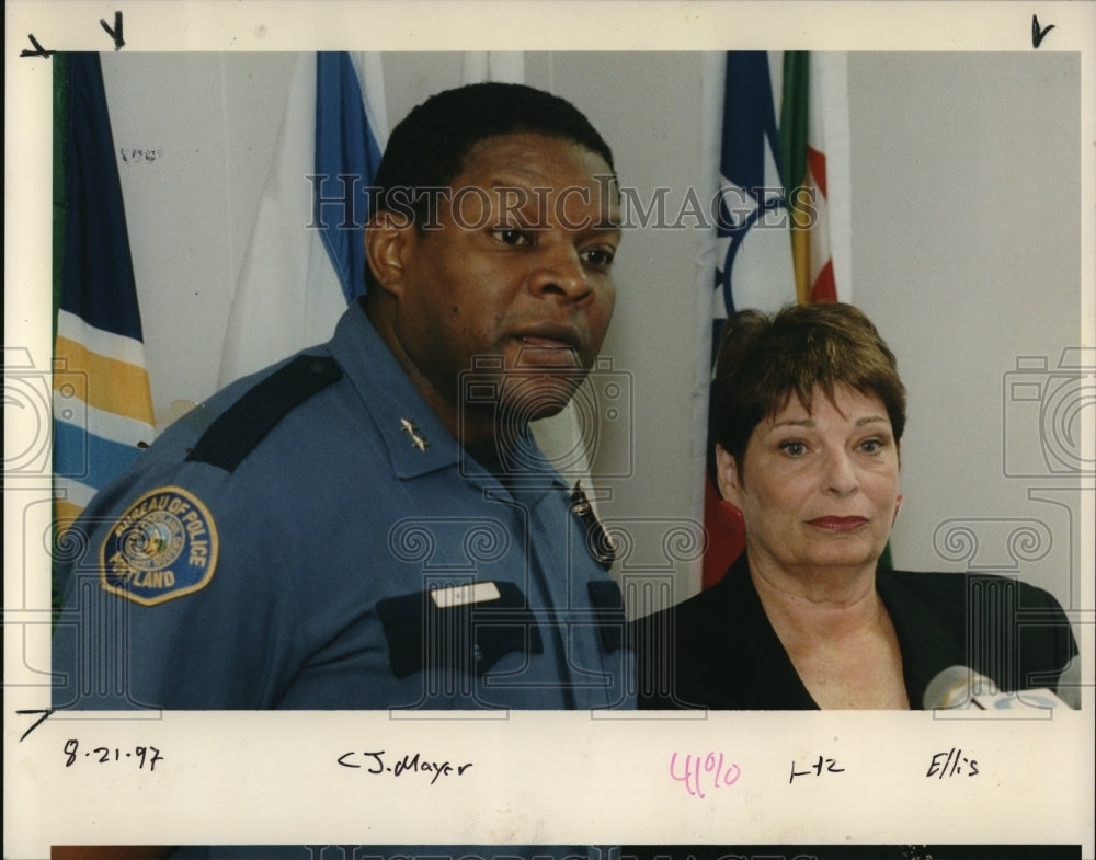 1997 Press Photo Portland Mayor Katz Vera in a press conference w/ City Police c - Historic Images