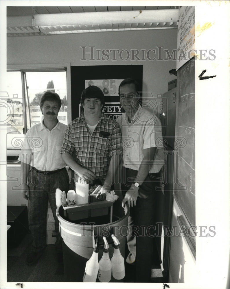 1988 Press Photo Bob Kramer, Tony Metcalf Mike Staats Brothers Cleaning Service - Historic Images