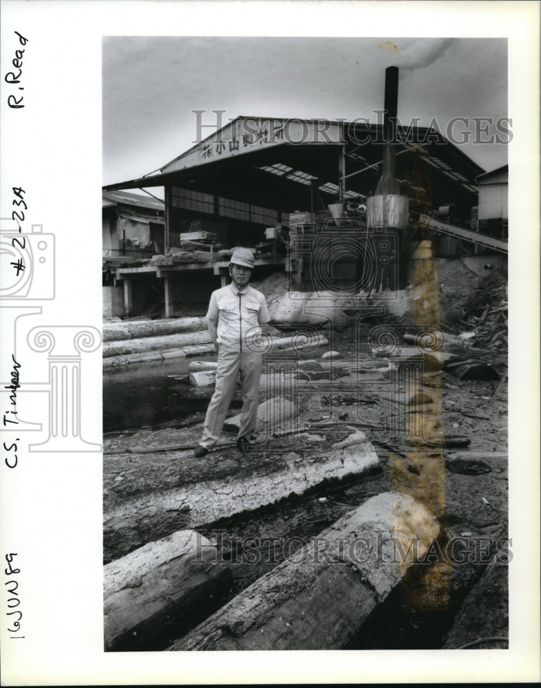1989 Press Photo Toshihiro Koyama, president of Koyama Sawmill in Osaka, Japan - Historic Images