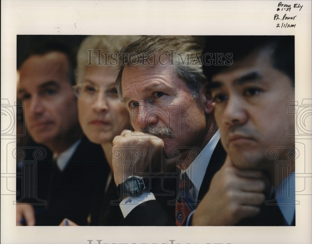 2001 Press Photo Gov John Kitzhaber of Oregon listening to a bill delibaration - Historic Images