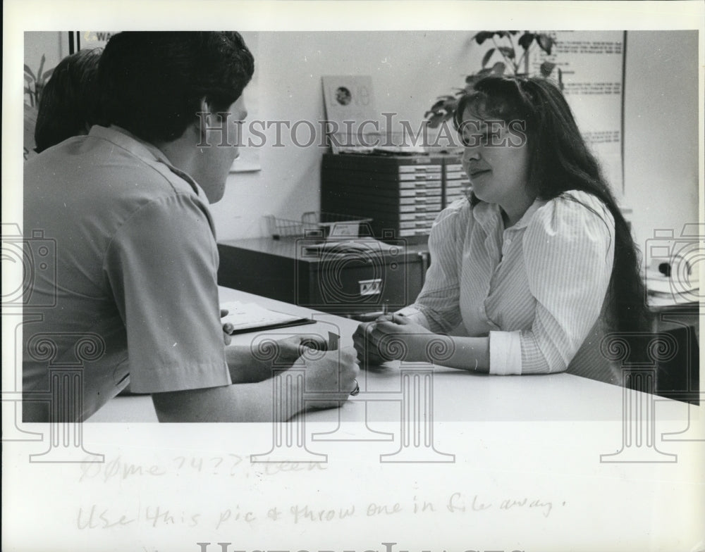 1983 Press Photo Sandy High junior Paul Kerr talking with Jillene Lamb - Historic Images
