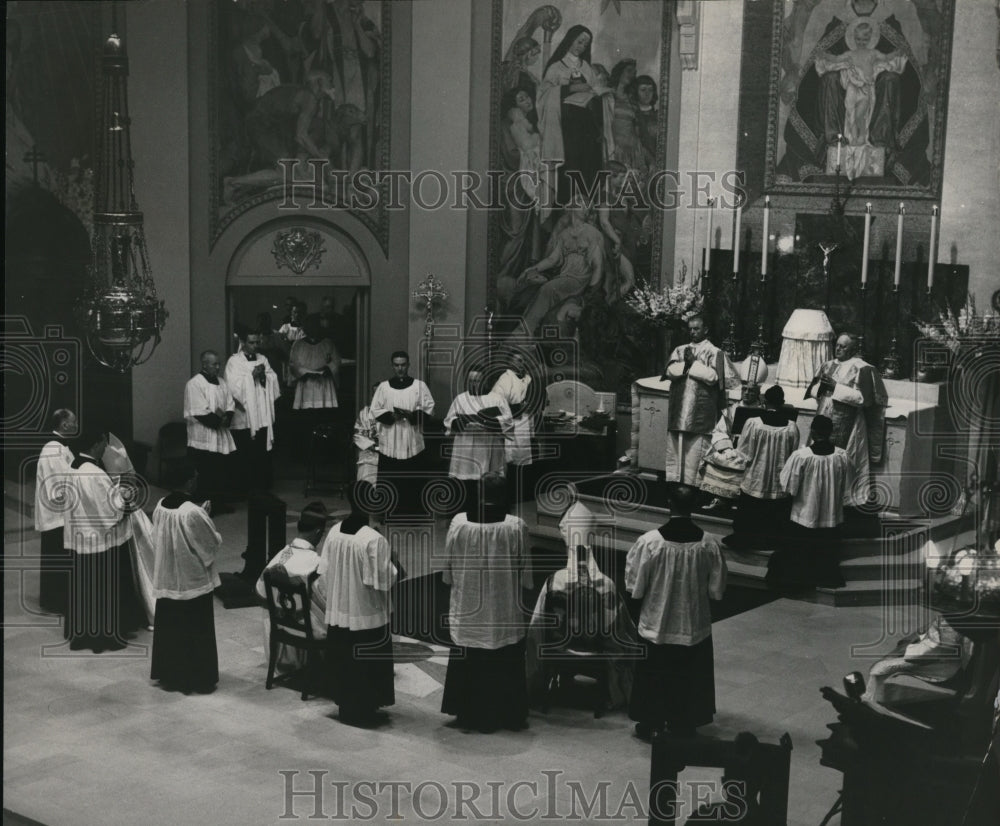 1950 Press Photo Bishop Francis Leipzig(seated left foreground) St Mary's Cathed - Historic Images