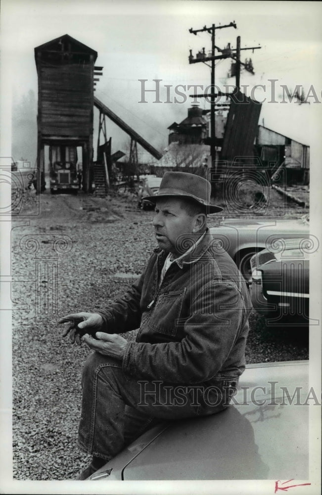 1974 Press Photo Howard Jones, superintendent of sawmill in Mist on gas shortage - Historic Images