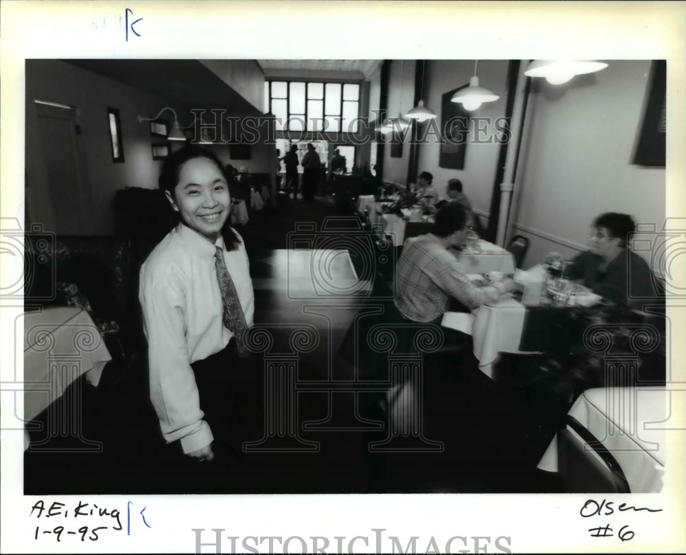 1995 Press Photo Noi Latthitham Vietnamese immigrant working at Ore restaurant - Historic Images