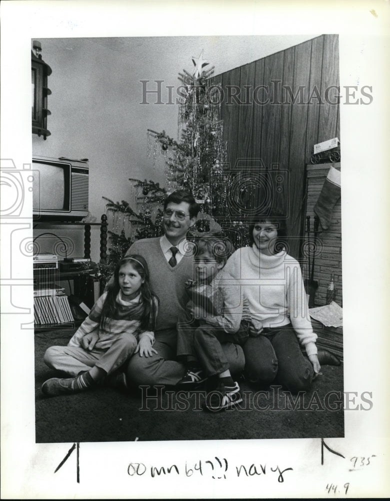 1984 Press Photo Steven B. McGrath family celebrates a 2nd Christmas - ora55467 - Historic Images