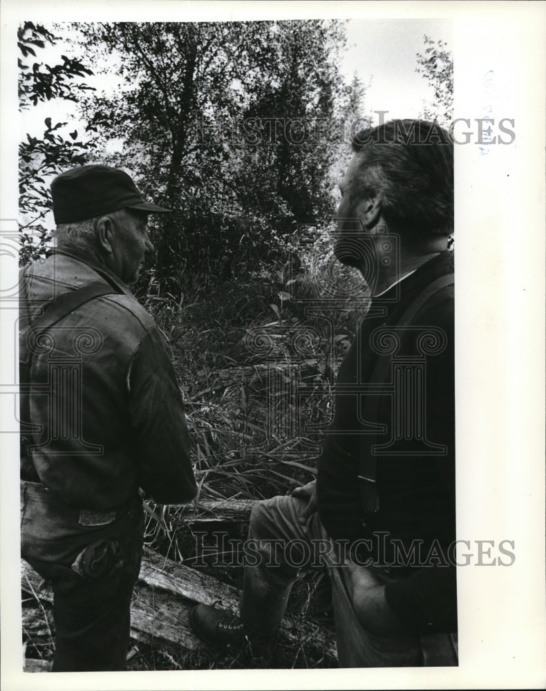 1982 Press Photo Tom Marlin in the Coast Mountain Range look at logging Problem - Historic Images