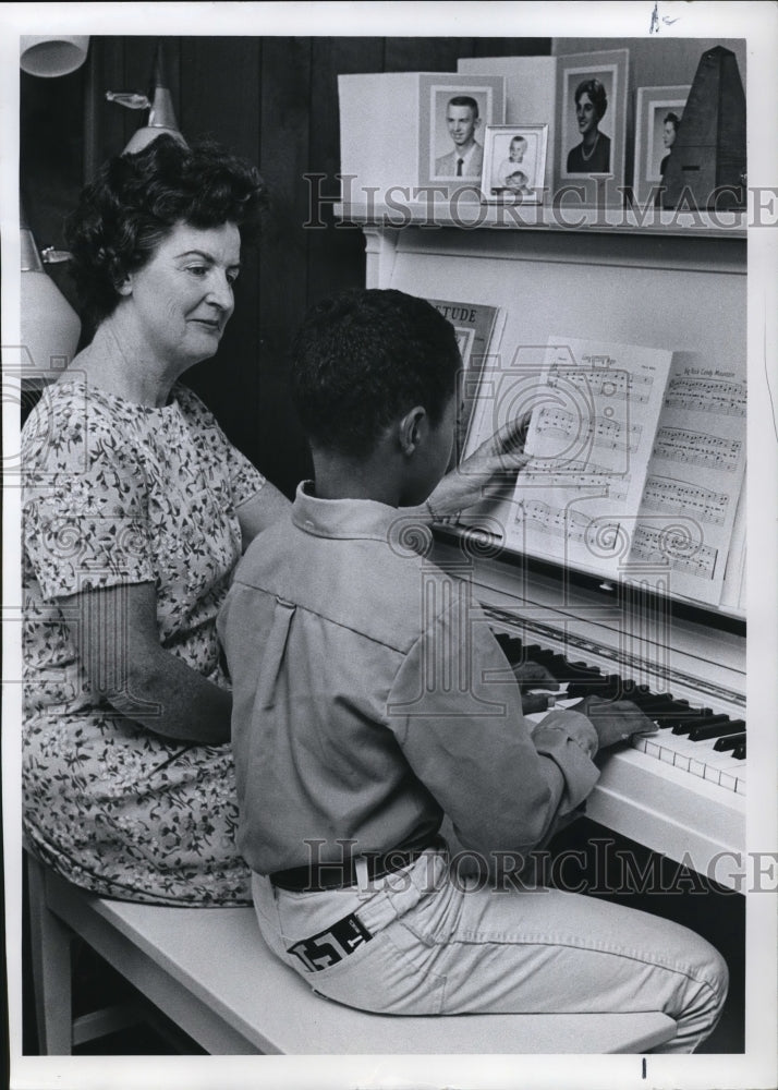 1968 Press Photo Mrs. James Magwood who plays piano "a little" - ora58277 - Historic Images