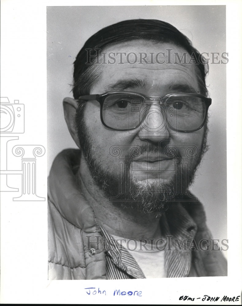 1988 Press Photo John J. Moore, 41, steel fabricator for Coe Manufacturing - Historic Images