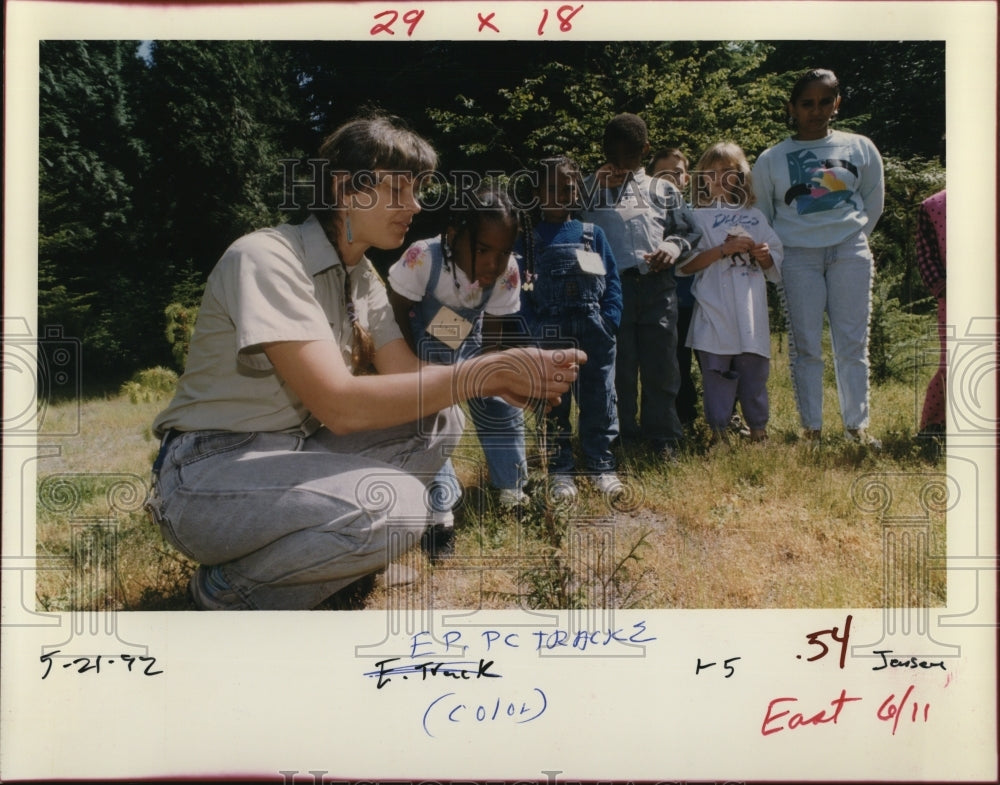 1992 Press Photo Naturalist Elizabeth Moore teaches pupils at Oxbow Park - Historic Images