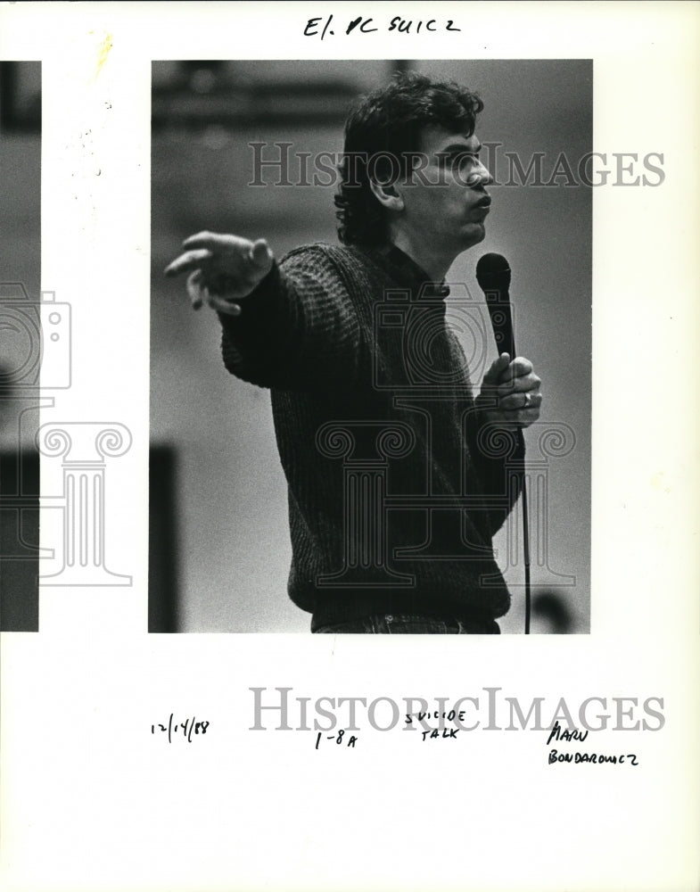 1988 Press Photo Michael Miller speaks with students at Columbia High School - Historic Images