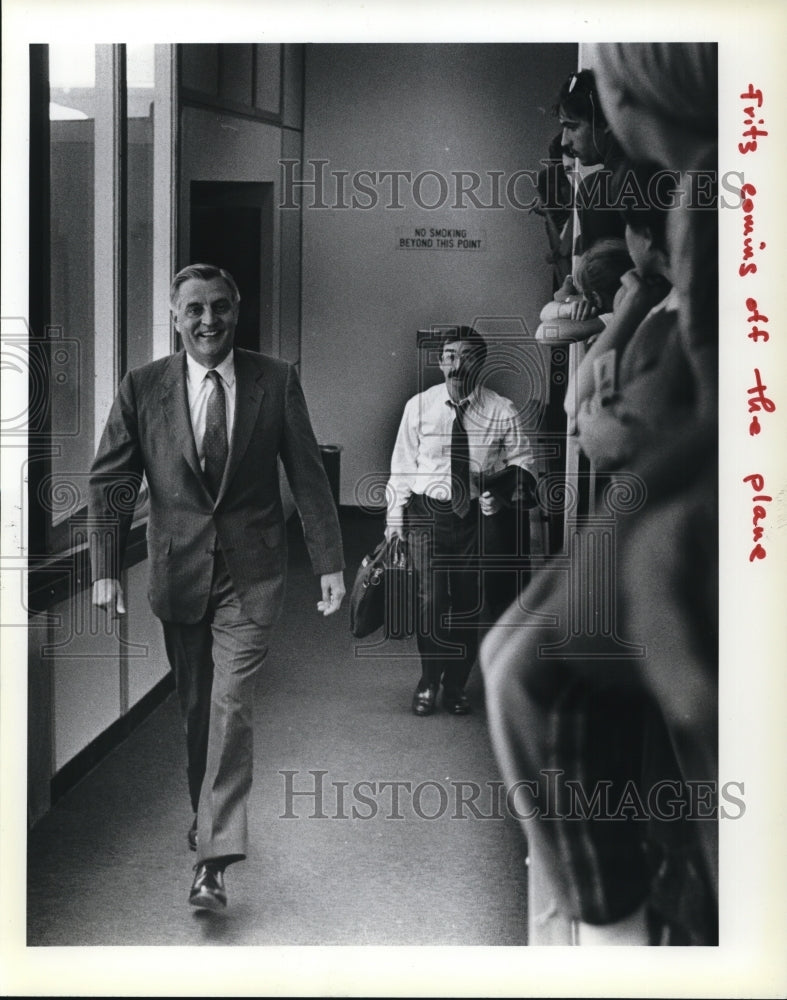 Press Photo Walter Mondale And Fritz Comins Off The Plane - Historic Images