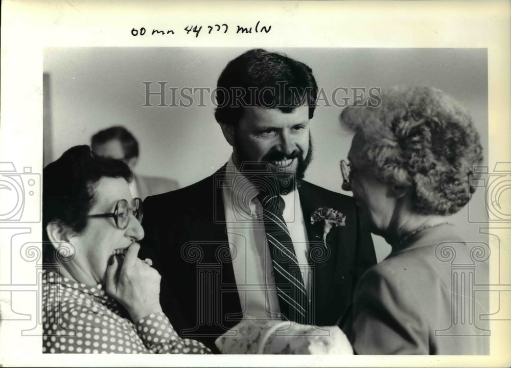 1983 Press Photo Tom Milne Director of Southwest Washington Health honored - Historic Images