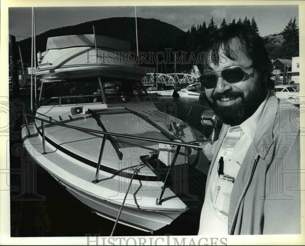 1983 Press Photo Mike Moran, Washington State Lottery Winner with Boat - Historic Images