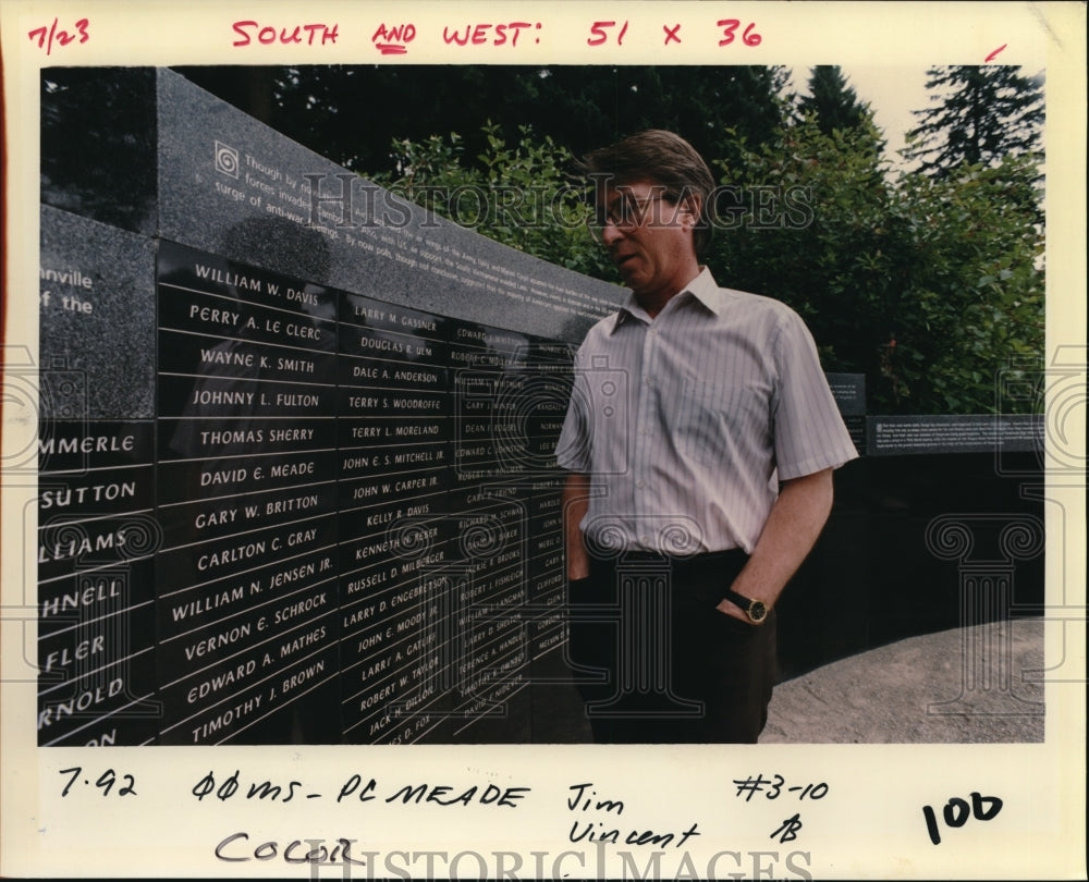 1992 Press Photo James Meade During Visit Oregon Vietnam Vet. Living Memorial - Historic Images