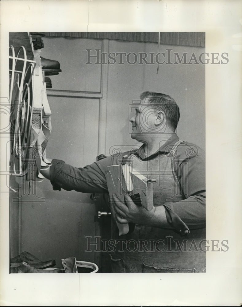 1972 Tom Palmer Checks over rack inner linings - Historic Images