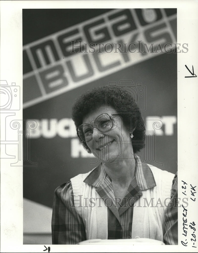 1986 Press Photo Norma Perkins Lets Machine Picks Numbers - ora67282 - Historic Images