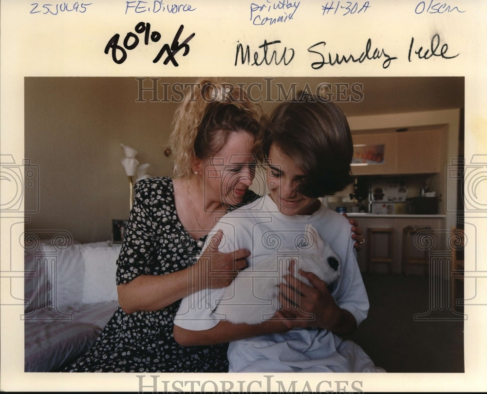 1995 Press Photo Malla L. Norris Comforts Child Holding Rabbit After Divorce - Historic Images