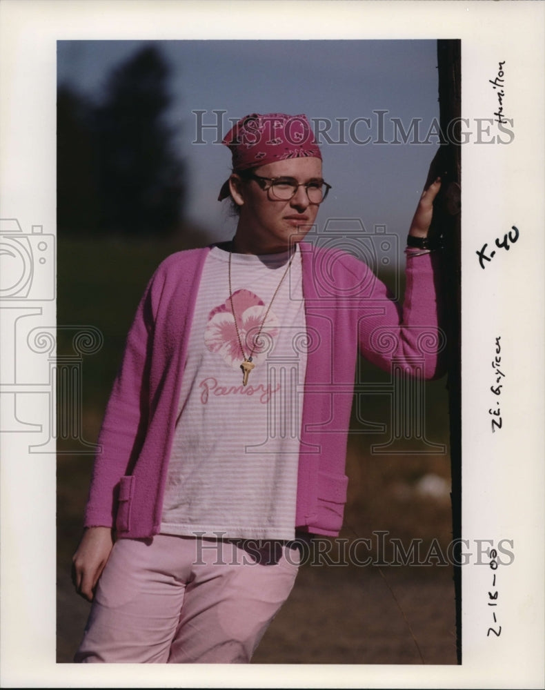 2000 Press Photo Brian Peters Oregon Teenager Wearing Pink &quot;Pansy&quot; Shirt - Historic Images