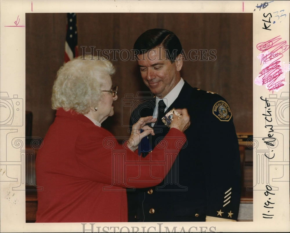 1990 Press Photo Portland Police Chief Tom Potter Frances Peters Mother Badge - Historic Images