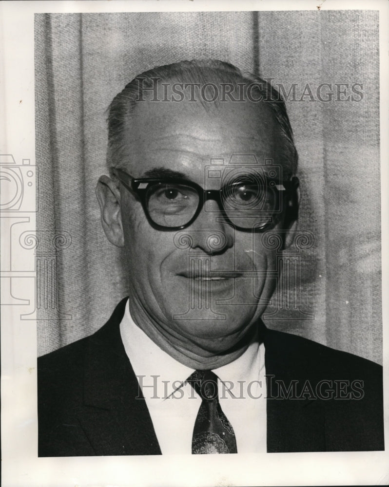 1969 Press Photo Harold M. Phillips senior VP First National Bank Oregon - Historic Images