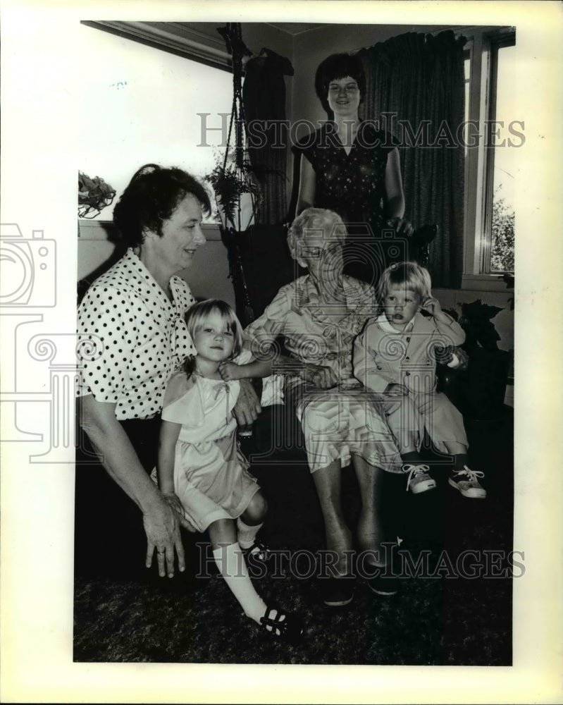 1979 Press Photo Mary Pyle celebrates her 100th birthday with family. - Historic Images