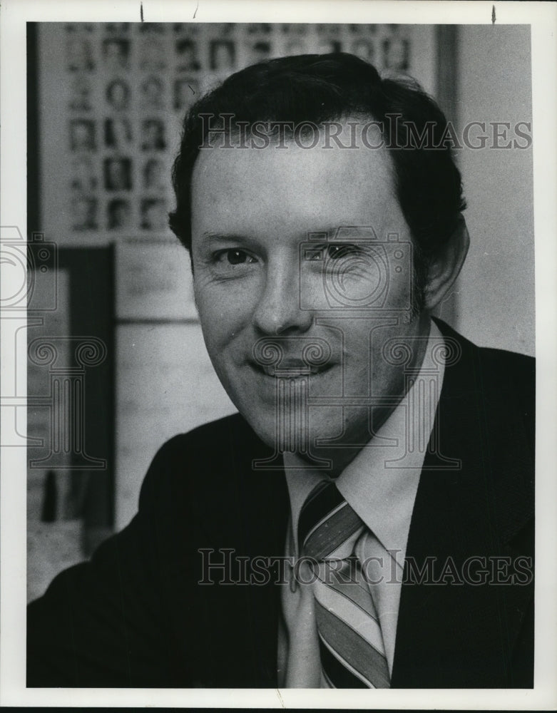 1982 Press Photo Rollie Rousseau, assistant to Director Jack Donaldson - Historic Images