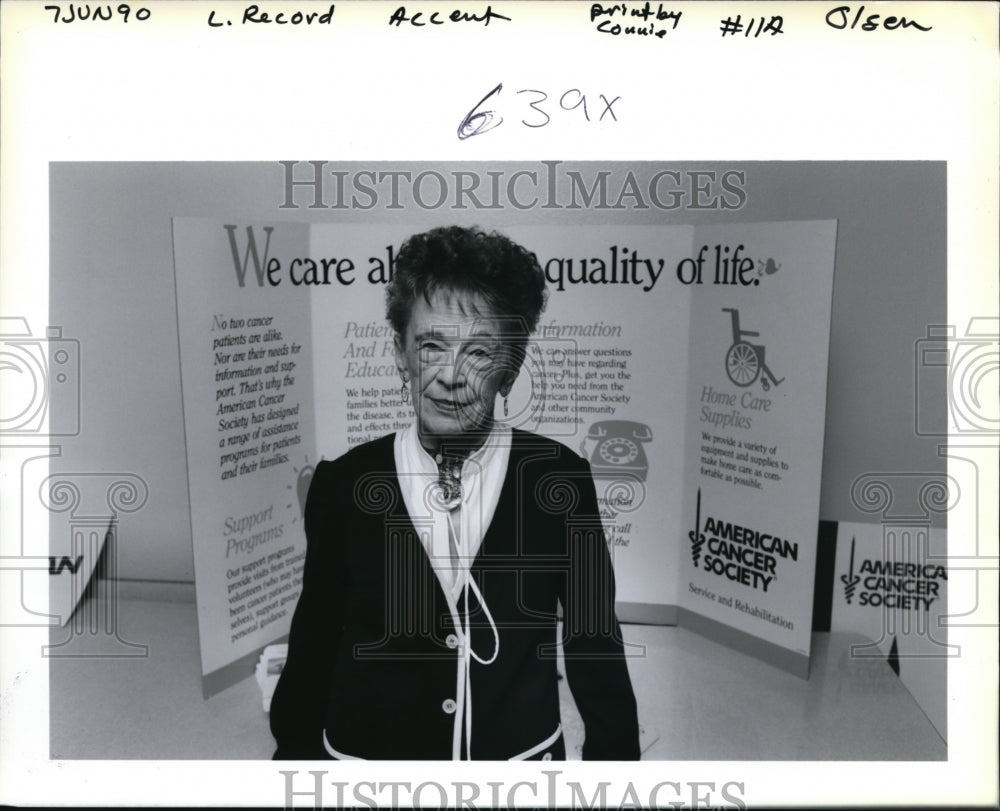 1990 Press Photo Betty Record, who lost her larynx to cancer, speaks to - Historic Images