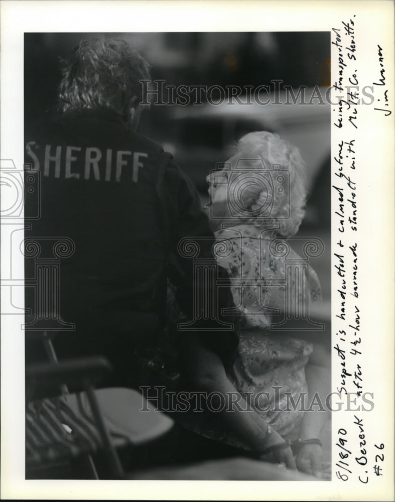 1990 Press Photo Sophie reeder, in handcuffs screams at deputies Saturday after - Historic Images