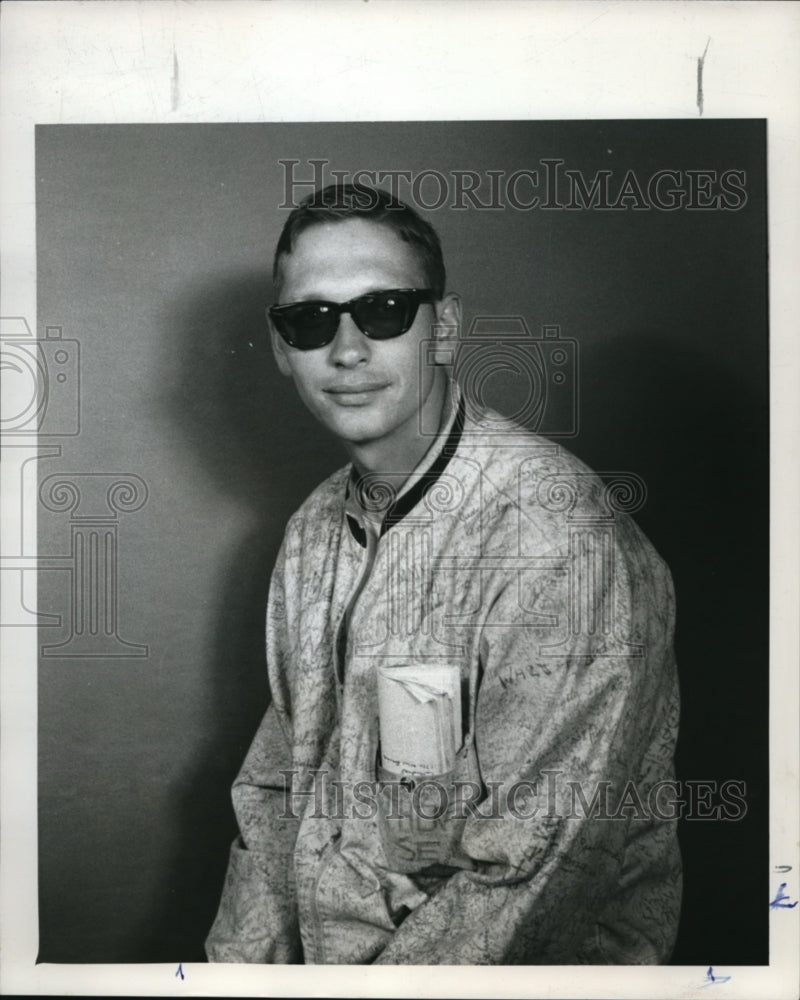 1969 Press Photo Don Raihs Jacket Autographs - Historic Images
