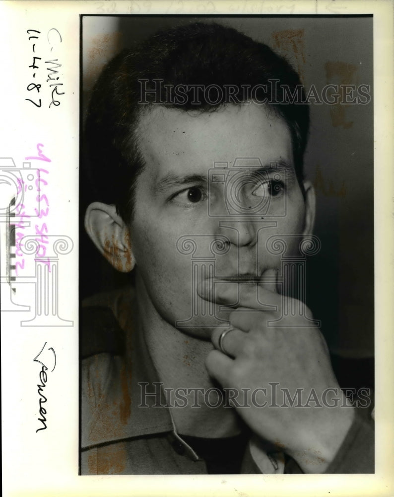 1987 Press Photo Officer Michael Schmitt Bank Robber Fired 6 Shots At Him - Historic Images
