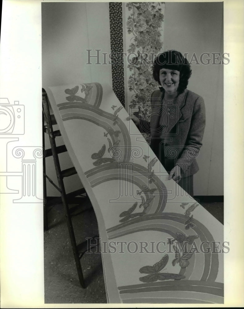 1981 Press Photo Calla Jean Schaefer Shows Off Designs - ora78171 - Historic Images