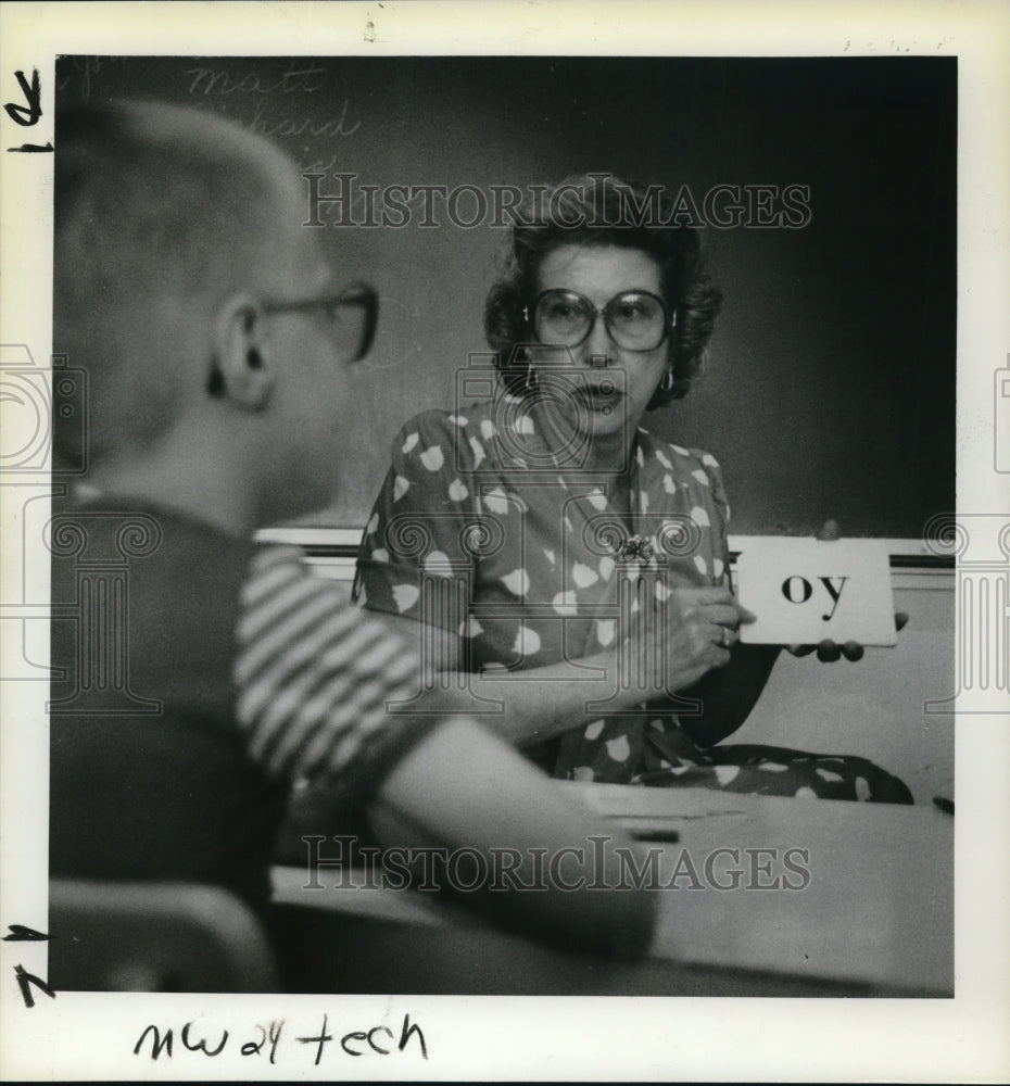 1984 Press Photo Repeat After Me-- Oma Riggs teaches reading and spelling skills - Historic Images